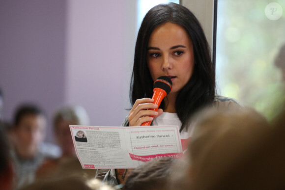 Exclusif - La chanteuse Alizée a donné de la voix pour se faire entendre des 109 élèves de 5e qui participaient à la dictée ELA. © Olivier Sanchez/Crystal Pictures/Bestimage