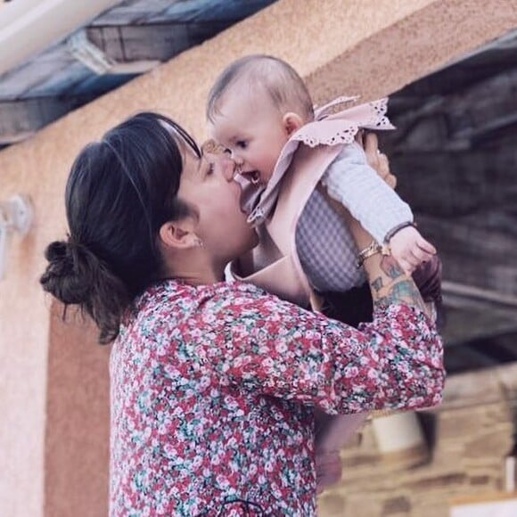 Alizée avec sa fille Maggy (6 mois), le 24 mai 2020.