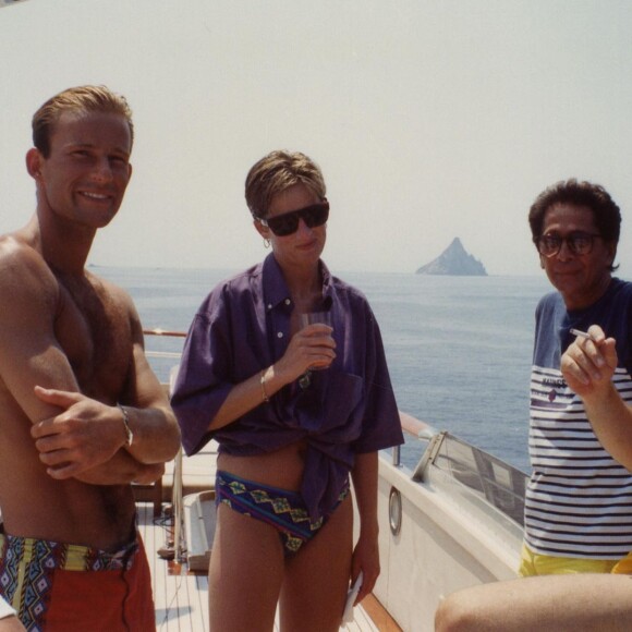 Diana sur le yacht du couturier Valentino, au large de la Sicile, en septembre 1990.