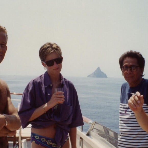 Diana sur le yacht du couturier Valentino, au large de la Sicile, en septembre 1990.