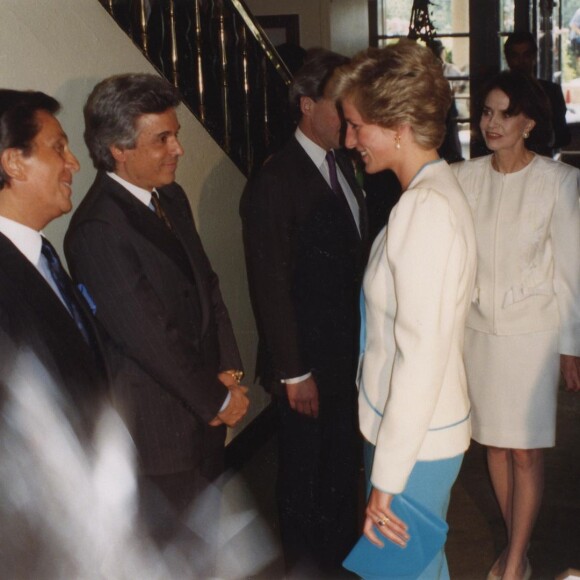 Diana lors de sa rencontre avec le couturier Valentino à Londres, à la fin des années 1980.