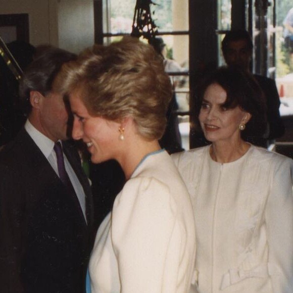 Diana lors de sa rencontre avec le couturier Valentino à Londres, à la fin des années 1980.