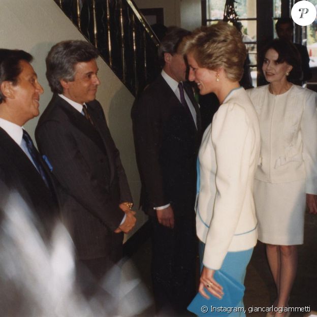 Diana lors de sa rencontre avec le couturier Valentino à Londres, à la fin des années 1980.