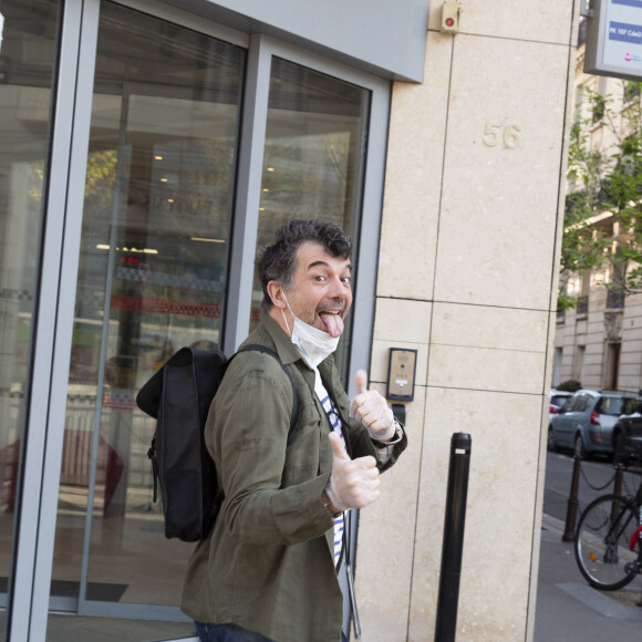 Stéphane Plaza - L'équipe de l'émission "Les Grosses Têtes" continue de travailler pendant le confinement lors de l'épidémie de coronavirus (COVID-19) le 9 avril 2020. © Jack Tribeca / Bestimage