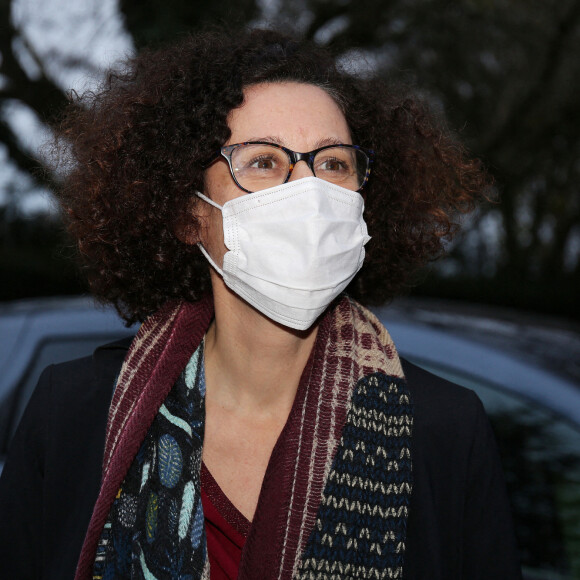 Emmanuelle Wargon, Ministre déléguée chargée du logement, visite le centre d'hébergement d'urgence du port de Bonneuil sur Marne le 16 novembre 2020. © Panoramic / Bestimage