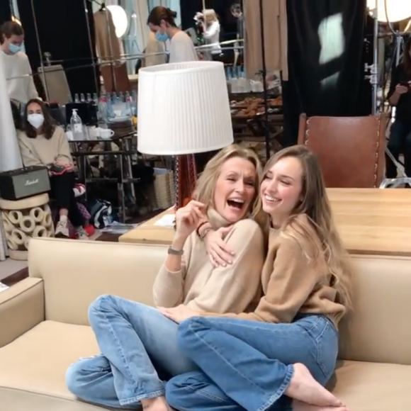 Estelle Lefébure et sa fille Emma Smet en séance photo à Paris. Le 26 novembre 2020.
