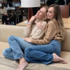 Estelle Lefébure et sa fille Emma Smet en séance photo à Paris. Le 26 novembre 2020.