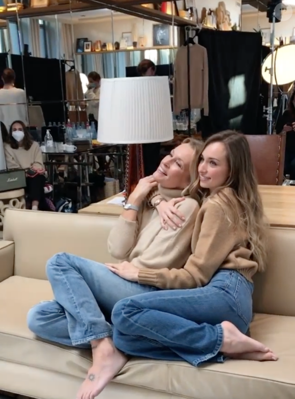 Estelle Lefébure et sa fille Emma Smet en séance photo à Paris. Le 26 novembre 2020.