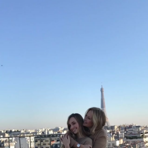 Estelle Lefébure et sa fille Emma Smet en séance photo à Paris. Le 26 novembre 2020.