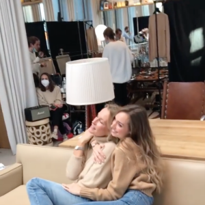 Estelle Lefébure et sa fille Emma Smet en séance photo à Paris. Le 26 novembre 2020.