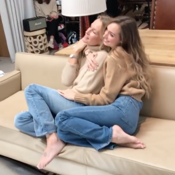 Estelle Lefébure et sa fille Emma Smet en séance photo à Paris. Le 26 novembre 2020.