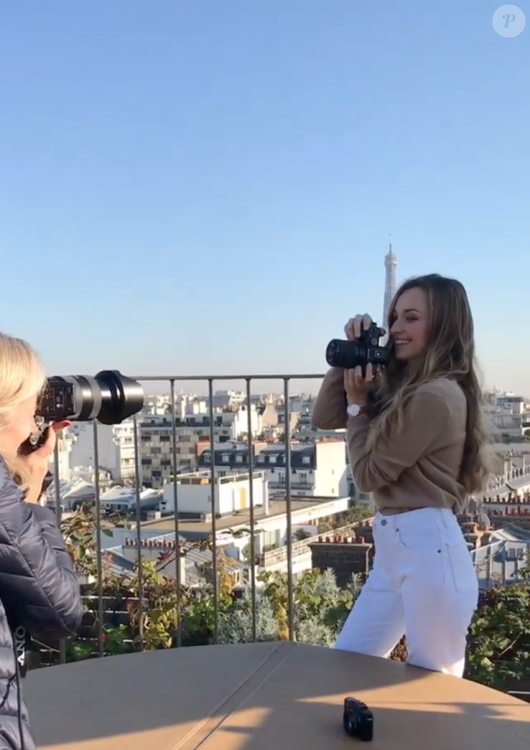 Estelle Lefébure et sa fille Emma Smet en séance photo à Paris. Le 26 novembre 2020.