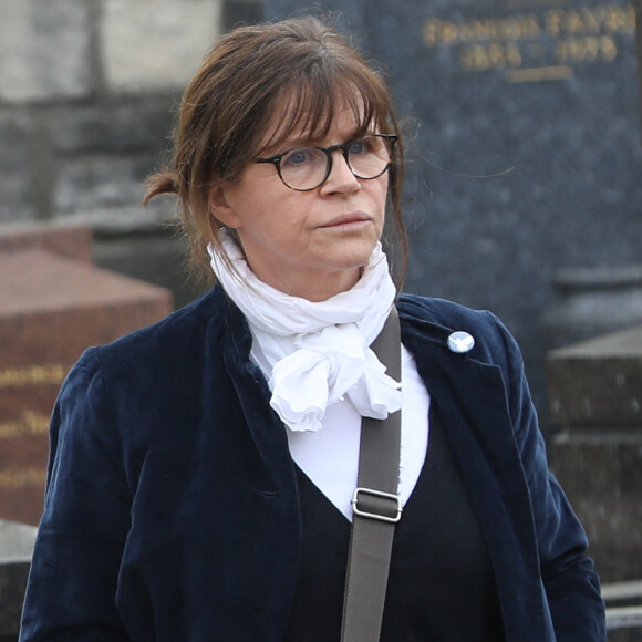 Cécile Magnan lors des obsèques de Véronique Colucci au cimetière communal de Montrouge, le 12 avril 2018.