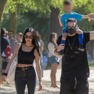 Exclusif - Adil Rami de sortie dans le bois de Boulogne avec son ex-compagne Sidonie Biémont et de leurs deux enfants Zayn et Madi. Le 30 mai 2020.