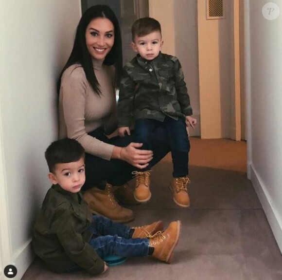 Sidonie Biémont avec ses jumeaux Zayn et Madi. Instagram le 25 octobre 2018.