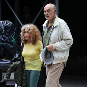 Exclusif - Sean Connery et sa femme Micheline Roquebrune dans la rue à New York le 30 mai 2017.