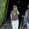 Exclusif - Rihanna (nouvelle coupe de cheveux) a privatisé le restaurant Giorgio Baldi pour un dîner en tête à tête avec son coiffeur Yusef à Santa Monica le 19 novembre 2020. Elle porte un t-shirt Pantera avec une feuille de canabis. La star et son coiffeur sont arrivés un peu après minuit