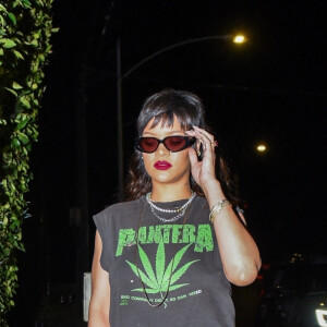 Exclusif - Rihanna (nouvelle coupe de cheveux) a privatisé le restaurant Giorgio Baldi pour un dîner en tête à tête avec son coiffeur Yusef à Santa Monica le 19 novembre 2020. Elle porte un t-shirt Pantera avec une feuille de canabis. La star et son coiffeur sont arrivés un peu après minuit