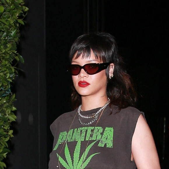 Exclusif - Rihanna (nouvelle coupe de cheveux) a privatisé le restaurant Giorgio Baldi pour un dîner en tête à tête avec son coiffeur Yusef à Santa Monica le 19 novembre 2020. Elle porte un t-shirt Pantera avec une feuille de canabis. La star et son coiffeur sont arrivés un peu après minuit