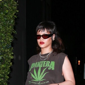 Exclusif - Rihanna (nouvelle coupe de cheveux) a privatisé le restaurant Giorgio Baldi pour un dîner en tête à tête avec son coiffeur Yusef à Santa Monica le 19 novembre 2020. Elle porte un t-shirt Pantera avec une feuille de canabis. La star et son coiffeur sont arrivés un peu après minuit