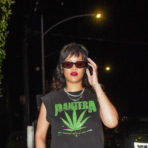 Exclusif - Rihanna (nouvelle coupe de cheveux) a privatisé le restaurant Giorgio Baldi pour un dîner en tête à tête avec son coiffeur Yusef à Santa Monica le 19 novembre 2020. Elle porte un t-shirt Pantera avec une feuille de canabis. La star et son coiffeur sont arrivés un peu après minuit