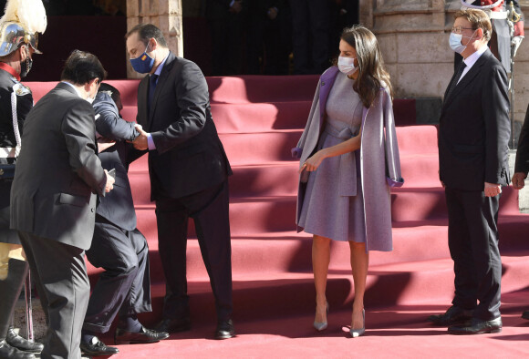 La reine Letizia d'Espagne assiste à la 32ème édition des "Rei Jaume I Awards" à Lonja de los Mercaderes le 30 novembre 2020 à Valence.