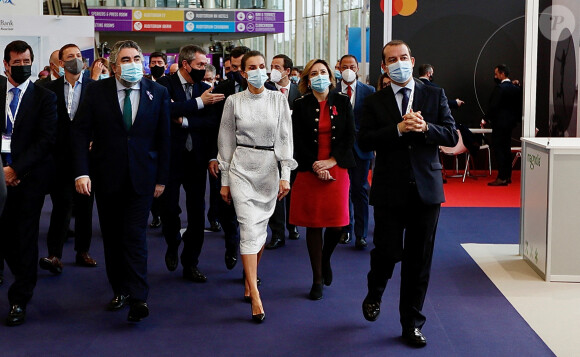 La reine Letizia d'Espagne ( avec un masque) participe au sommet de l'innovation et du tourisme (TIS 2020) à Séville le 25 Novembre 2020.