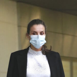 La reine Letizia d'Espagne arrive au sommet de l'innovation et du tourisme (TIS 2020) à Séville le 25 novembre 2020.