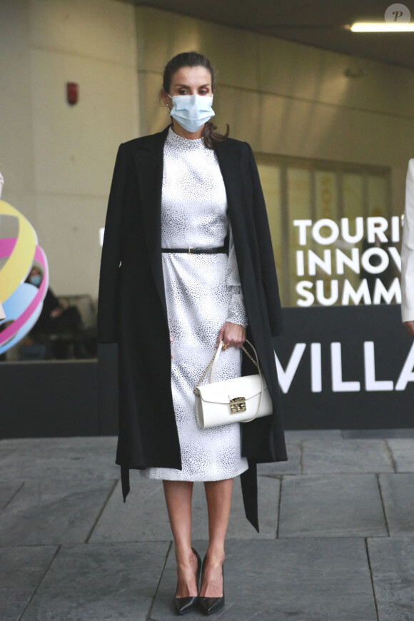 La reine Letizia d'Espagne arrive au sommet de l'innovation et du tourisme (TIS 2020) à Séville le 25 novembre 2020.