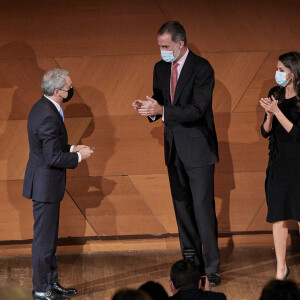 Le roi Felipe VI et la reine Letizia d'Espagne lors de la cérémonie de remise du prix "Francisco Cerecedo Journalism Award" au Musée El Prado à Madrid. Le 19 novembre 2020