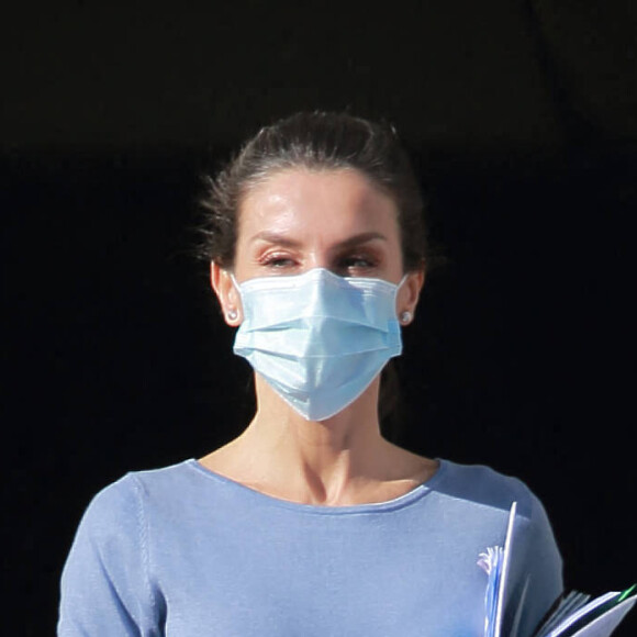 La reine Letizia d'Espagne vient assister à une réunion de l'Unicef Espagne au conseil supérieur de la recherche scientifique à Madrid le 17 novembre 2020.