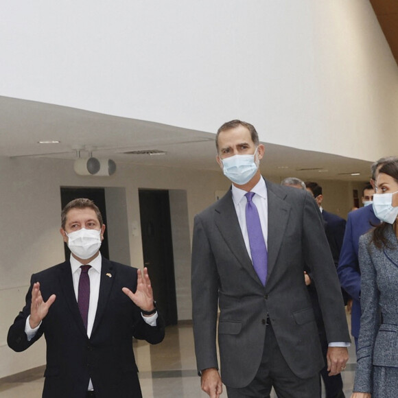 Le roi Felipe VI et la reine Letizia d'Espagne effectuent une visite inaugurale au nouvel hôpital universitaire de Tolède, en Castille-La Manche (Espagne), le 16 novembre 2020.