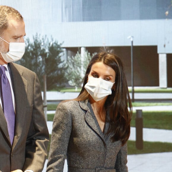 Le roi Felipe VI et la reine Letizia d'Espagne effectuent une visite inaugurale au nouvel hôpital universitaire de Tolède, en Castille-La Manche (Espagne), le 16 novembre 2020.