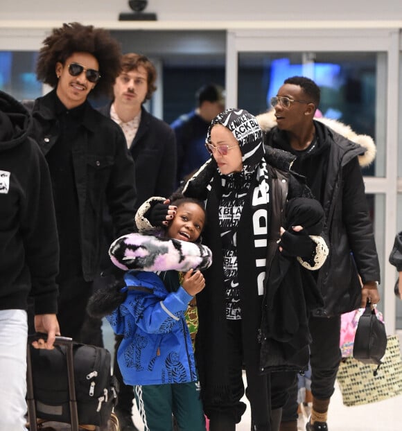 Madonna, son nouveau compagnon Ahlamalik Williams et ses enfants arrivent à l'aéroport JFK à New York.