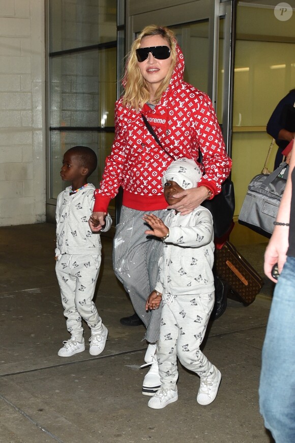 Madonna arrive à l'aéroport de NYC avec ses enfants Estere, Stelle, Mercy James et Lourdes à New York, le 20 août 2017