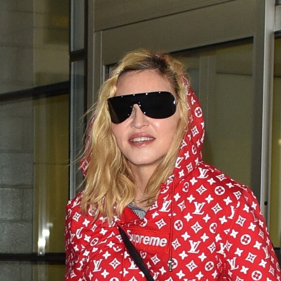 Madonna arrive à l'aéroport de NYC avec ses enfants Estere, Stelle, Mercy James et Lourdes à New York, le 20 août 2017