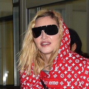 Madonna arrive à l'aéroport de NYC avec ses enfants Estere, Stelle, Mercy James et Lourdes à New York, le 20 août 2017