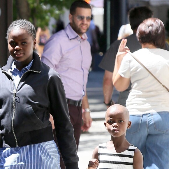 Exclusif - Madonna à la sortie du centre Kabbalah avec sa fille Mercy James et une des ses 2 jumelles (Estere Ciccone ou Stelle Ciccone) à New York, le 24 juin 2017