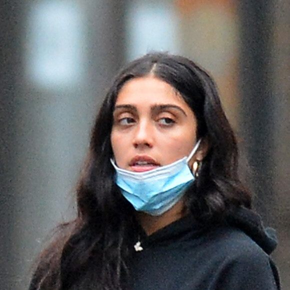 Exclusif - Lourdes Leon, la fille de Madonna se promène à New-York avec des amies le 18 juin 2020. Elle porte un masque pour se protéger de l'épidémie de Coronavirus (Covid-19).