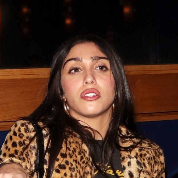 Lourdes Leon, vêtue d'un manteau léopard, arrive à la soirée "Love Magazine" avec des amis lors de la "London Fashion Week" (14 - 18 février 2020), le 17 février 2020.