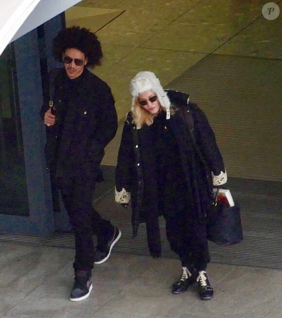 Madonna et son supposé nouveau compagnon Ahlamalik Williams arrivent à l'aéroport de Londres le 28 décembre 2019.