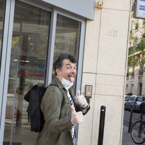 Stéphane Plaza - L'équipe de l'émission "Les Grosses Têtes" continue de travailler pendant le confinement lors de l'épidémie de coronavirus (COVID-19) le 9 avril 2020. © Jack Tribeca / Bestimage