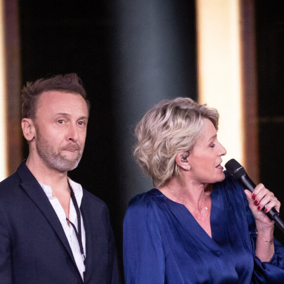 Sophie Davant avec Alain Souchon (Album de l'année "Ames Fifties") et ses fils Pierre Souchon et Ours (Charles Souchon) - 35ème cérémonie des Victoires de la musique à la Seine musicale de Boulogne-Billancourt, le 14 février 2020. © Cyril Moreau/Bestimage