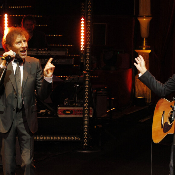 Alain Souchon et son fils Pierre Souchon en concert au Cirque d'Hiver à Paris en 2012.