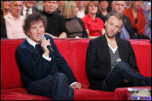 Alain Souchon et son fils Pierre Souchon dans l'émission "Vivement dimanche" en 2009.
