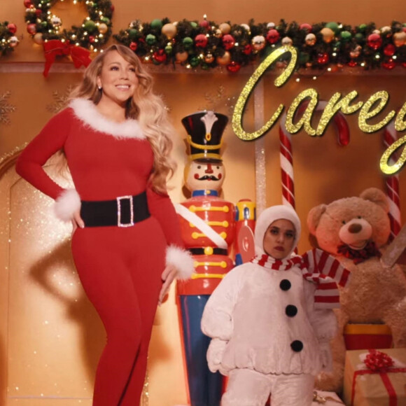 Plus de 25 ans après avoir sorti le désormais emblématique All I Want for Christmas Is You, Mariah Carey l'a mis à jour avec un nouveau clip mettant en vedette ses deux enfants et l'actrice Mykal-Michelle Harris d'ABC's mixed-ish. Alors que la vidéo originale présente des images granuleuses de la maison de la chanteuse célébrant la saison des fêtes et gambadant dans la neige, le nouveau clip réalisé par Joseph Kahn capture l'émerveillement et la magie de l'enfance entourant la saison . Il s'ouvre avec Carey dans le cadre d'un pays des merveilles d'hiver avec des pères Noël, des soldats dansant, des cannes de bonbon géantes. Intitulée Make My Wish Come True Edition, la vidéo présente Carey dans plusieurs tenues, dont une robe rouge à bordures blanches, un clin d'oeil à la vidéo originale. La vidéo arrive à un moment parfait, car la chanson a finalement atteint le numéro 1 sur le Billboard Hot 100 après ses débuts en 1994. C'est la 19e fois que Maria Carey est en tête du classement, lui donnant plus de singles n ° 1 sur le Hot 100 que tout autre artiste solo.