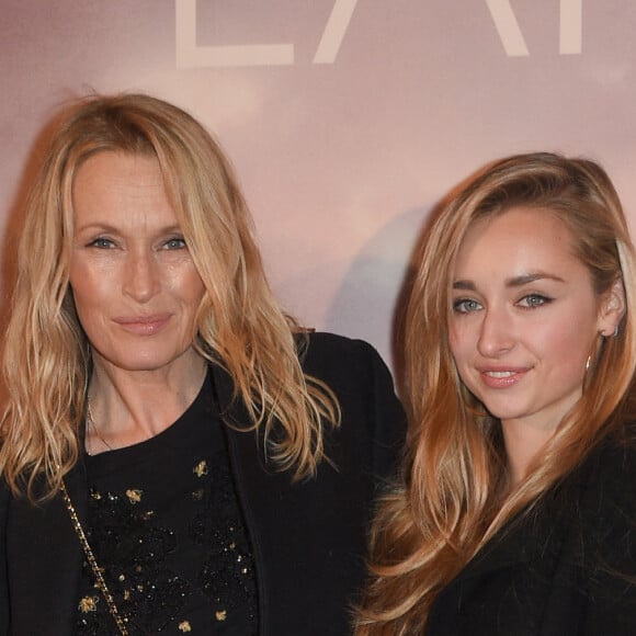 Estelle Lefébure avec sa fille Emma Smet à l'avant-première du film "Holy Lands" au cinéma UGC Normandie à Paris, France, le 4 décembre 2018. © Coadic Guirec/Bestimage