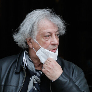 Exclusif - Hervé Vilard (de son vrai nom René Villard) - Sorties des obsèques du chef Gérard Idoux (restaurateur à la tête du Récamier) en l'église de Saint-Germain-des-Prés à Paris, le 08 octobre 2020. © Christophe Clovis / Bestimage