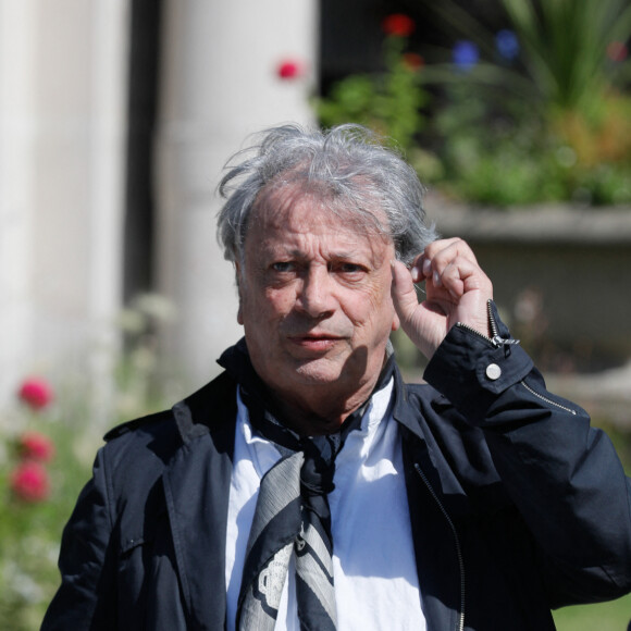Exclusif - Hervé Vilard - Obsèques de Nancy Holloway - Arrivées des personnalités au crématorium du Père Lachaise à Paris le 6 septembre 2019.