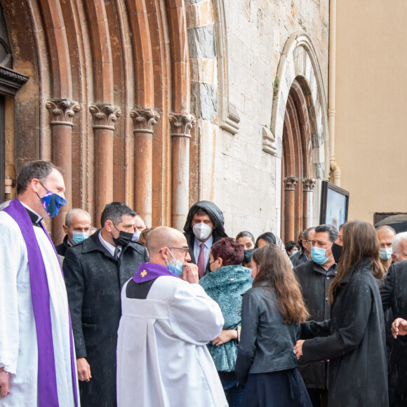 Loretta Denaro ( femme de Christophe Dominici) et sa fille Kiara et Jean-Marie Dominici ( père de Christophe) - Obsèques du rugbyman Christophe Dominici en l'église Saint-Louis de Hyères le 4 décembre 2020 © Patrick Carpentier / Bestimage